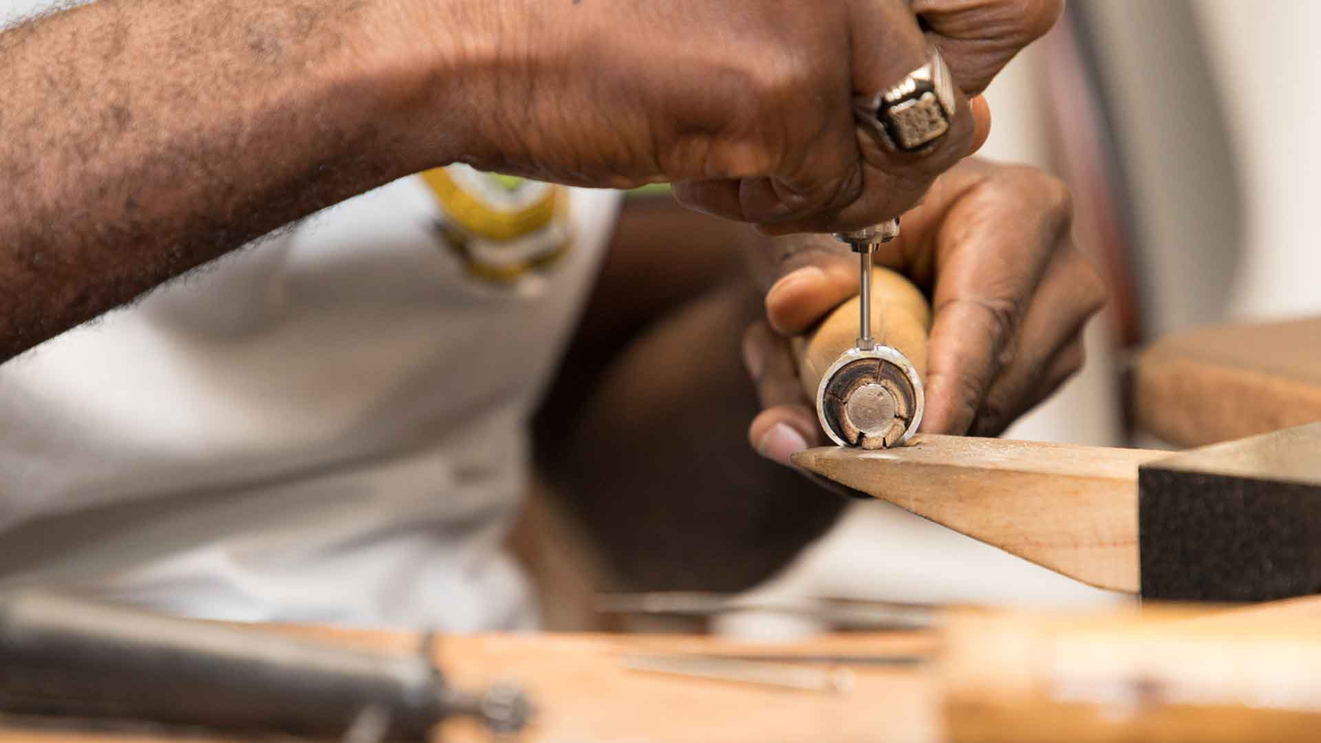 Drilling a precious metal for stone-setting